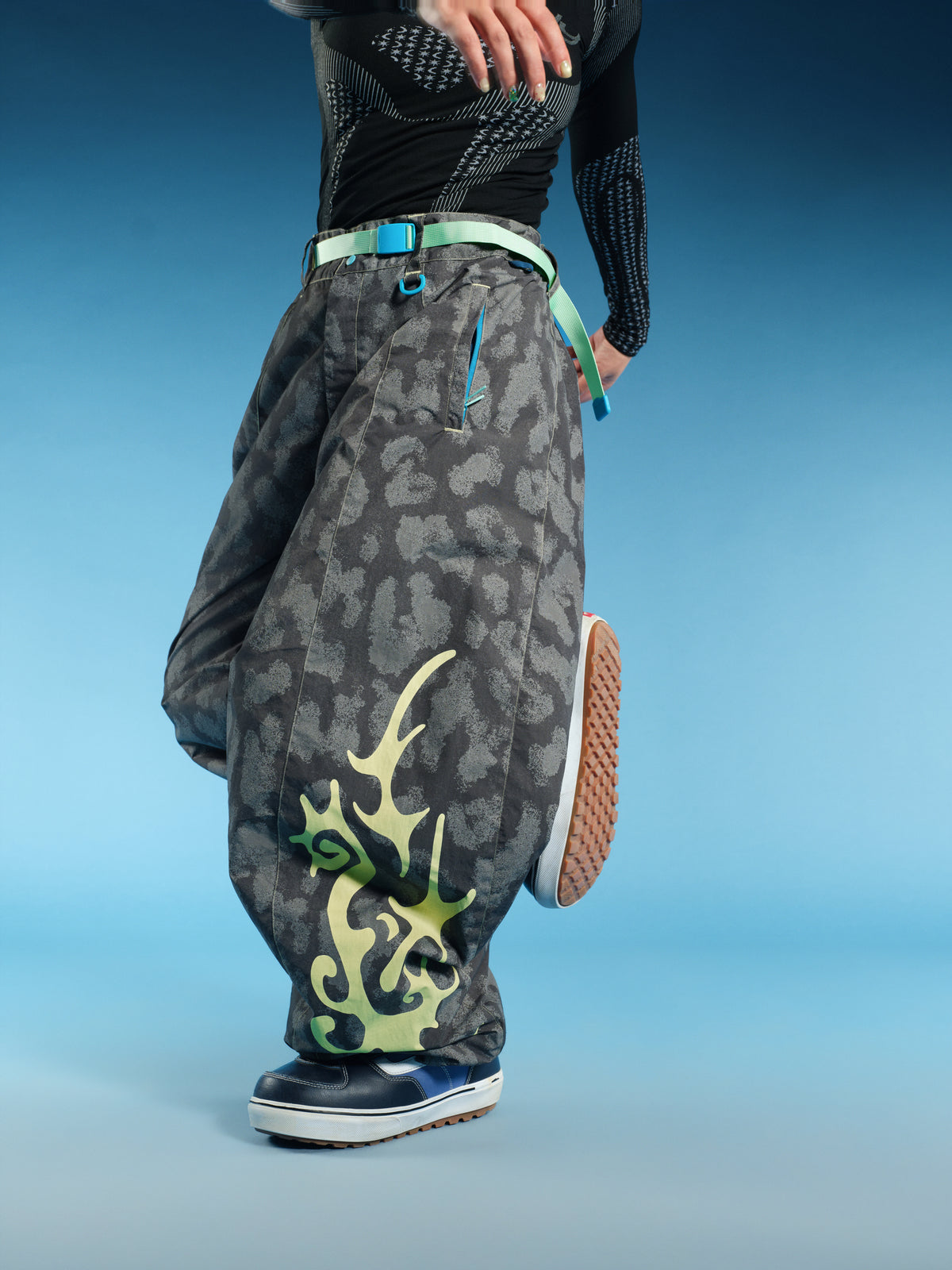 20K Thorn Graphic Baggy Snow Pants – Unisex | OddyEddy
